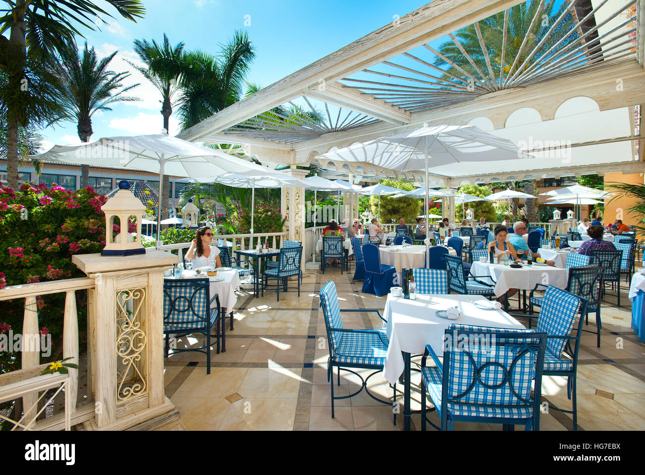 Pool Restaurant en el Gran Hotel Atlantis Bahía Real, Corralejo, Fuerteventura, Islas Canarias, España Foto de stock