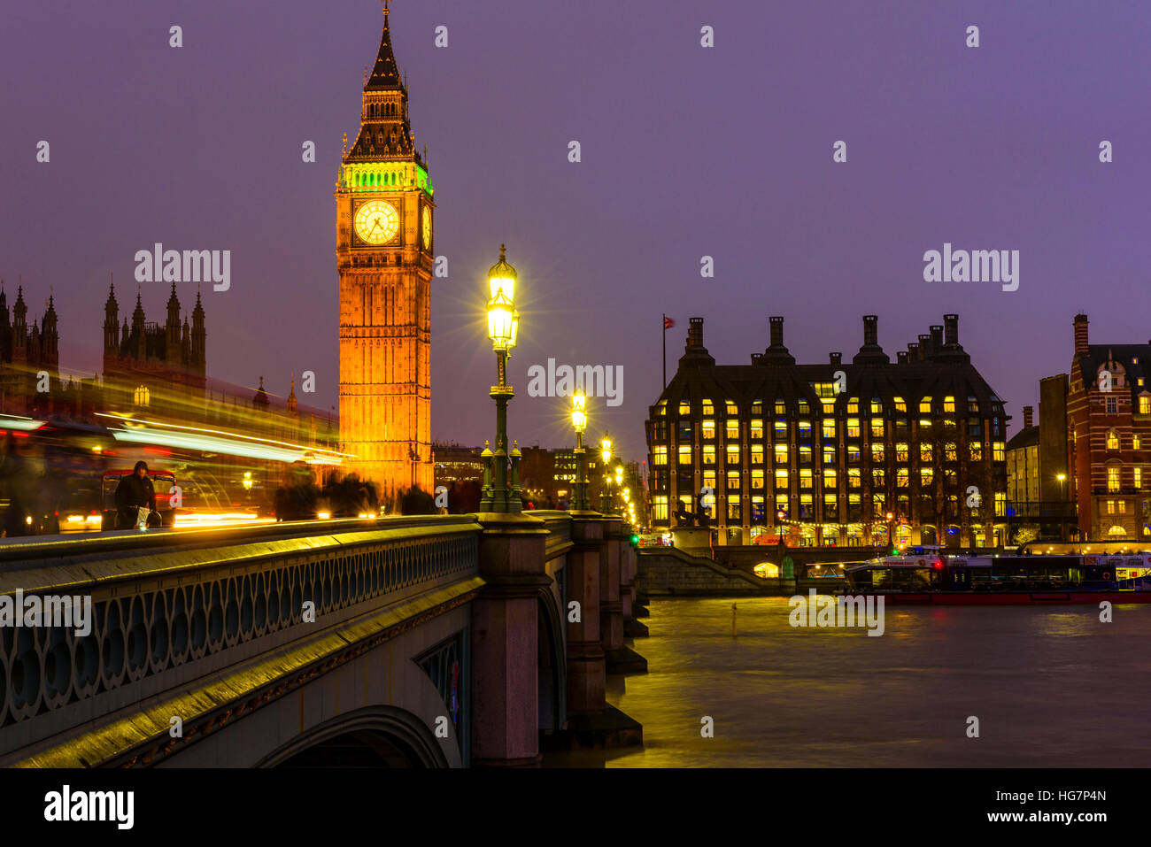 Por la noche el puente de Westminster Londres mirando hacia las Casas del Parlamento y Portcullis House Foto de stock