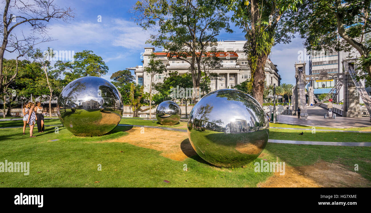 Singapur, Empress Place, el arte público Trust, bolas de espejo de acero inoxidable por Baet Yeol Kuan forman parte de una instalación de escultura Foto de stock