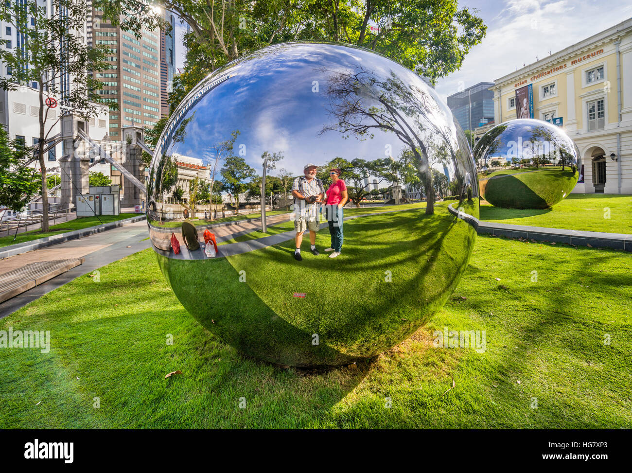 Singapur, Empress Place, el arte público Trust, bolas de espejo de acero inoxidable por Baet Yeol Kuan forman parte de una instalación de esculturas sobre el césped delante de Foto de stock