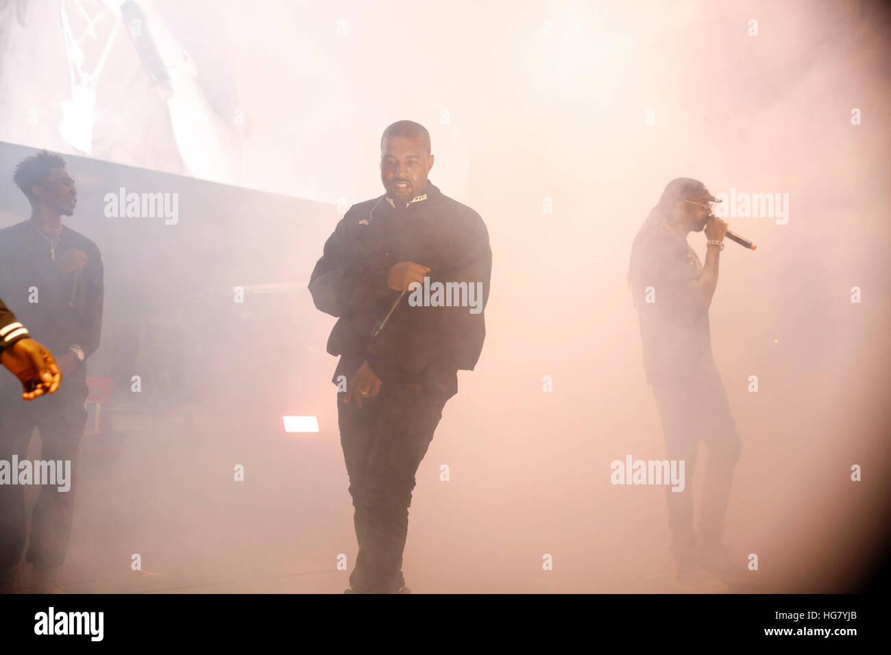 (L-R) Desiigner, Kanye West y 2 Chainz de G.O.O.D Music realice en Hot 97 Summer Jam 2016 en el estadio Metlife en East Rutherford, Nueva Jersey. Foto de stock