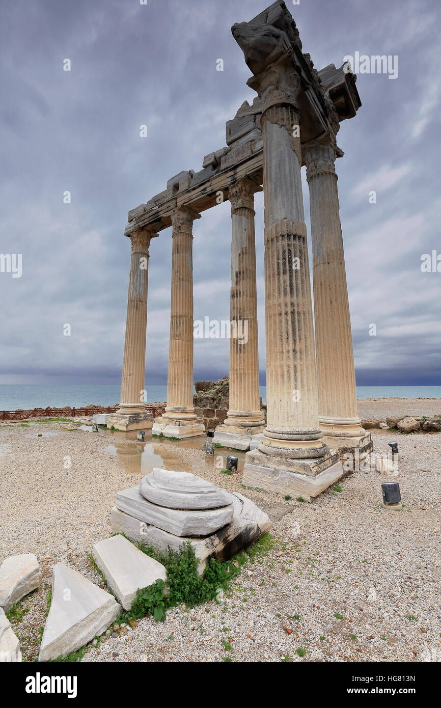 El templo de Apolo en la punta de la península de lado con sus 5 re-erigida columnas corintias de remanentes de la columnata o peripteros en todos cuatro sid Foto de stock