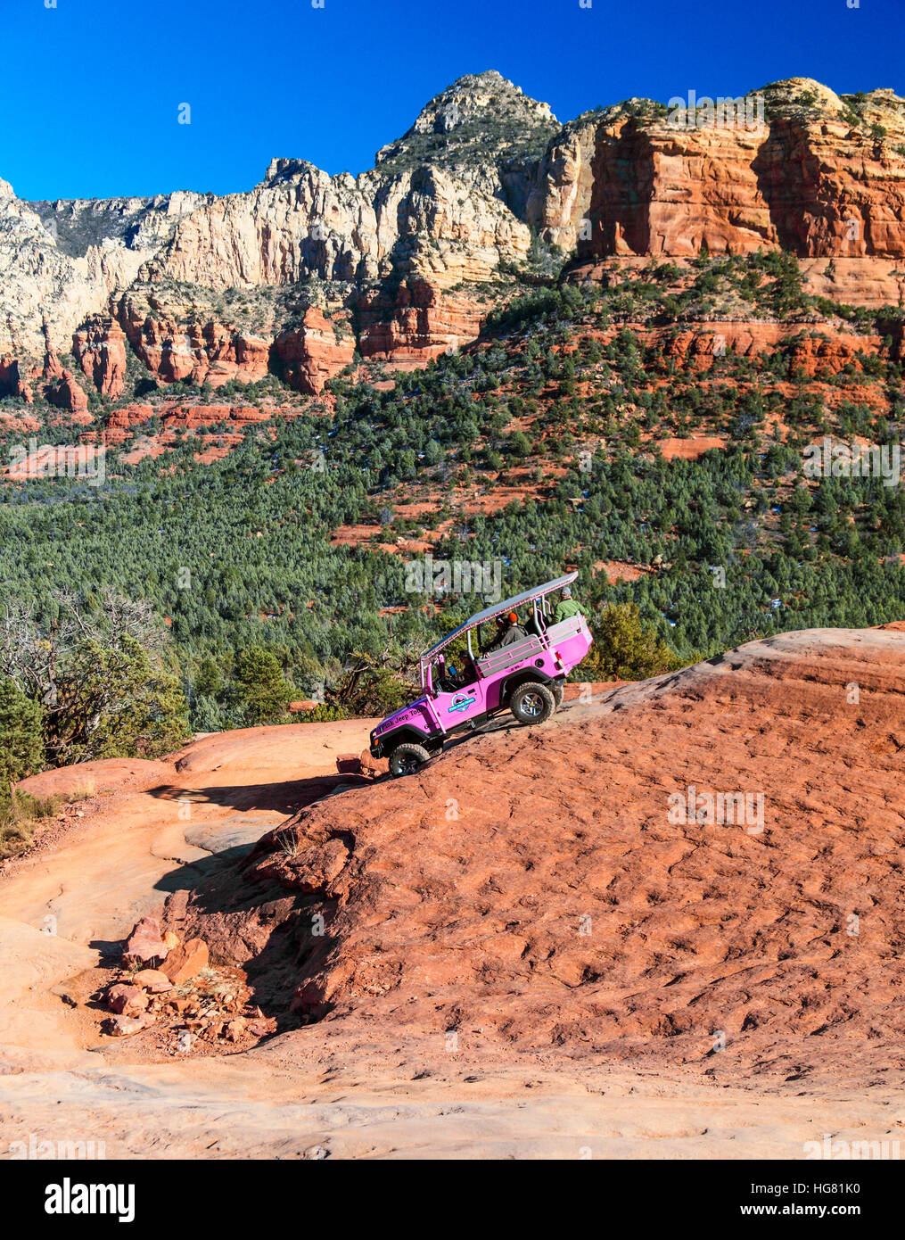Pink Jeep ventures pendiente abajo en Sedona, Arizona Foto de stock