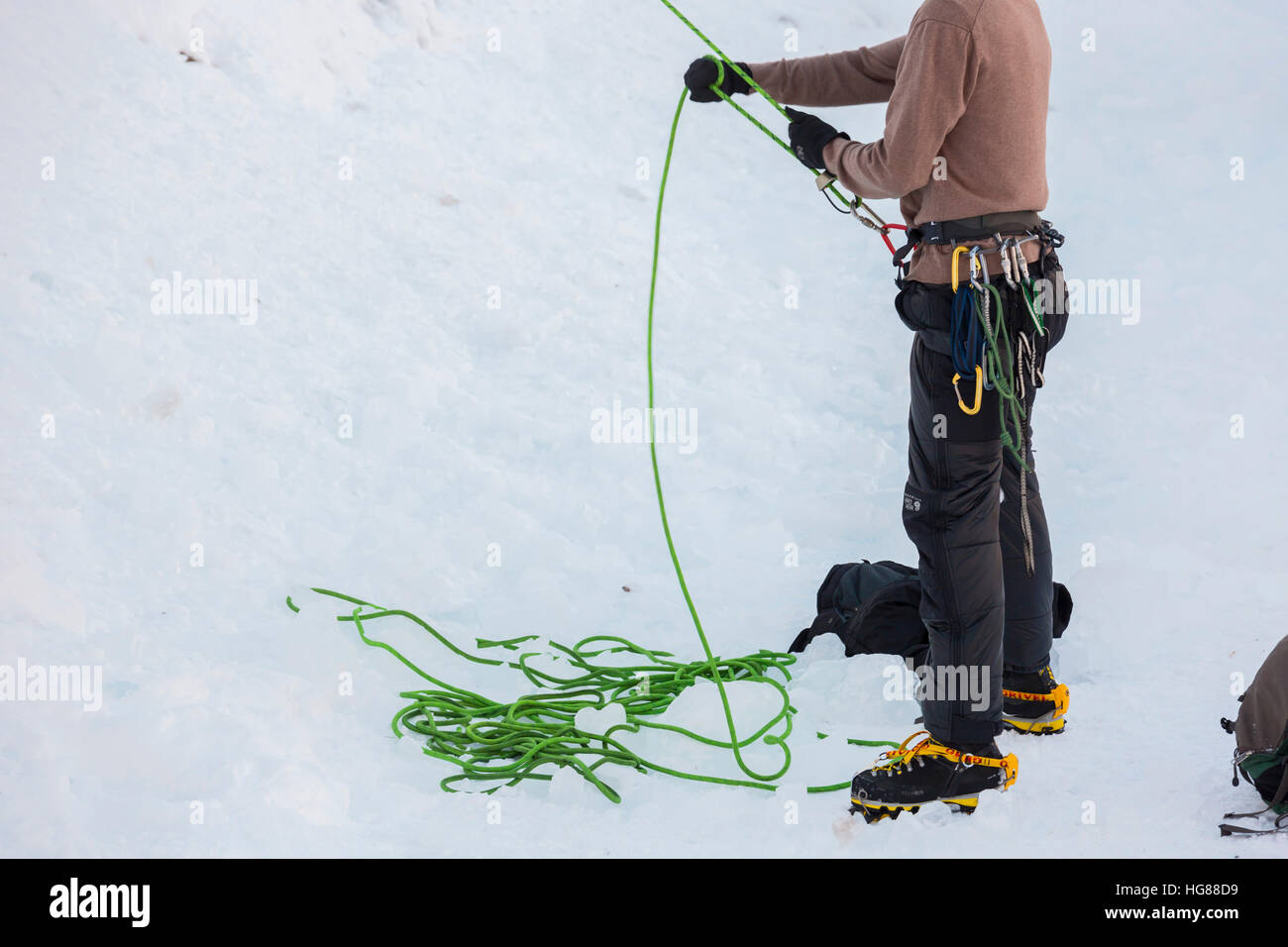 Ouray, Colorado - Un escalador belays mientras su compañero de escalada en hielo en Ouray Ice Park. Foto de stock