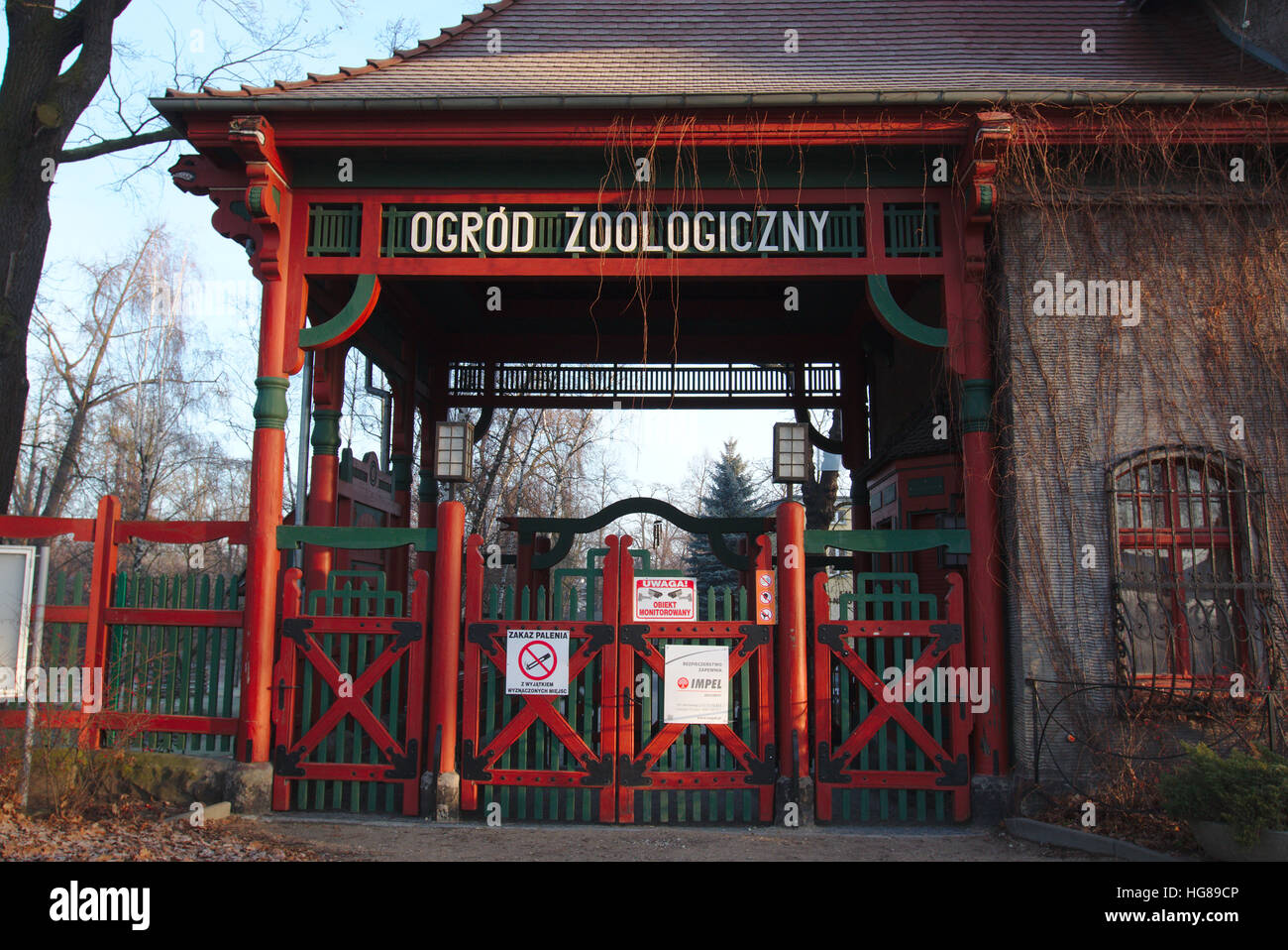 La "puerta" japonés - Verano de entrada al zoo de Wroclaw; aquí - cerrado para la temporada de invierno Foto de stock
