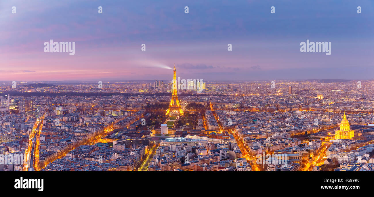 Antena vista nocturna de París, Francia Foto de stock