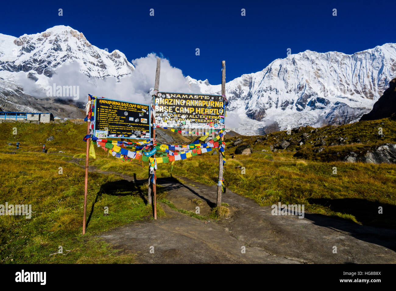 Puerta de entrada de Annapurna Base Camp, la espalda cubierta de nieve  Annapurna 1 cara norte, a la derecha, y el Annapurna Cumbre Sur, izquierda  Fotografía de stock - Alamy