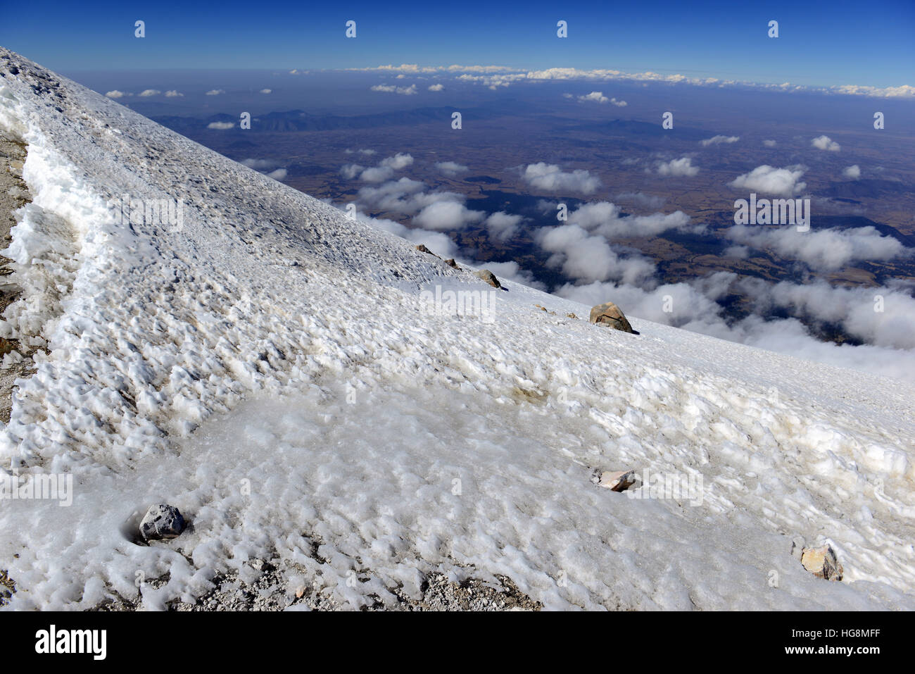Terreno alpino con roca, nieve y hielo en el Pico de Orizaba, volcán o Citlaltepetl, la montaña Terreno alpino con roca, nieve y hielo en el Pico de Orizaba, volcán o Citlaltepetl, la montaña