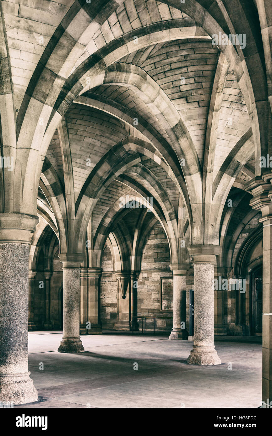 Imagen de arcos en un edificio de la Universidad de Glasgow. Imagen de tonos, algunos ruidos. Foto de stock