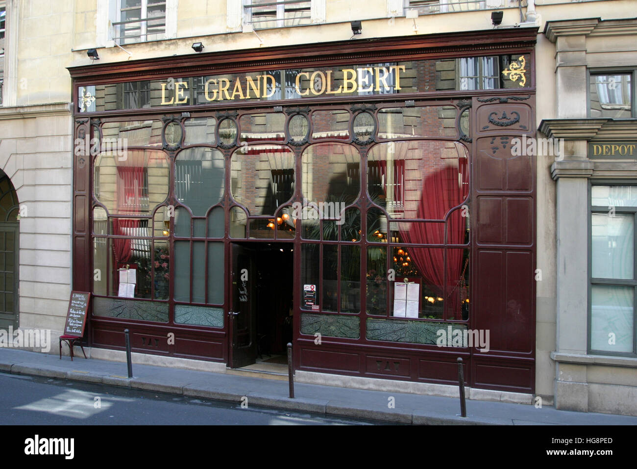 Le Grand Colbert, brasserie tradicional que ha aparecido en dos películas (incluyendo "algo's Gotta Dar'), París, Francia Foto de stock