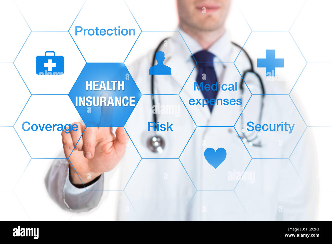 Concepto de seguros de salud con cobertura de palabras, la protección, el riesgo y la seguridad en una pantalla virtual y un médico de tocar un botón Foto de stock