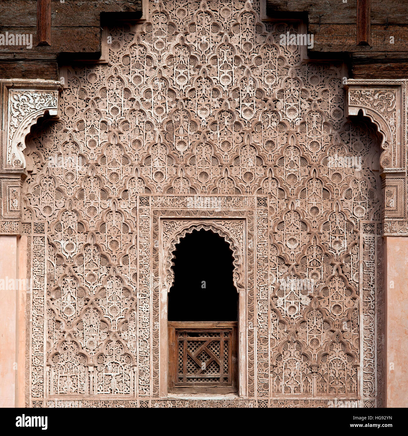 Colegio Islámico Ben Youssef, Marrakech, Marruecos. La decoración islámica y patrones rodean una ventana de la madraza Ben Youssef en Marrakech, Marruecos. Foto de stock