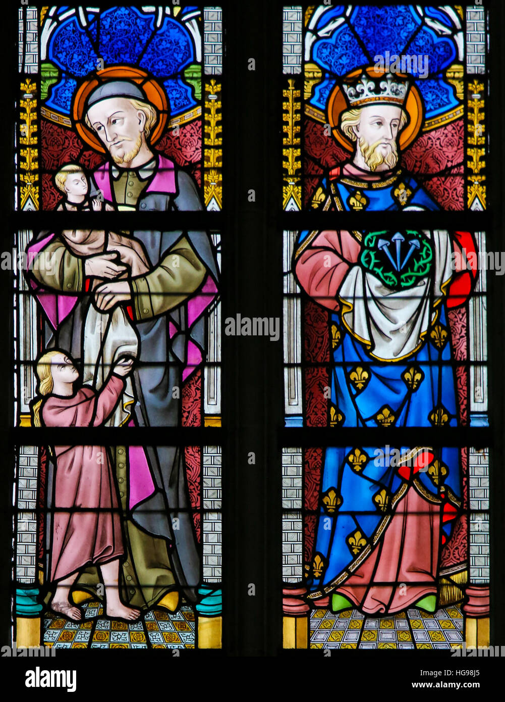 Vidriera representando a San Vicente de Paúl y San Luis IX de Francia en la Catedral de San Bavón en Gante, Bélgica. Foto de stock