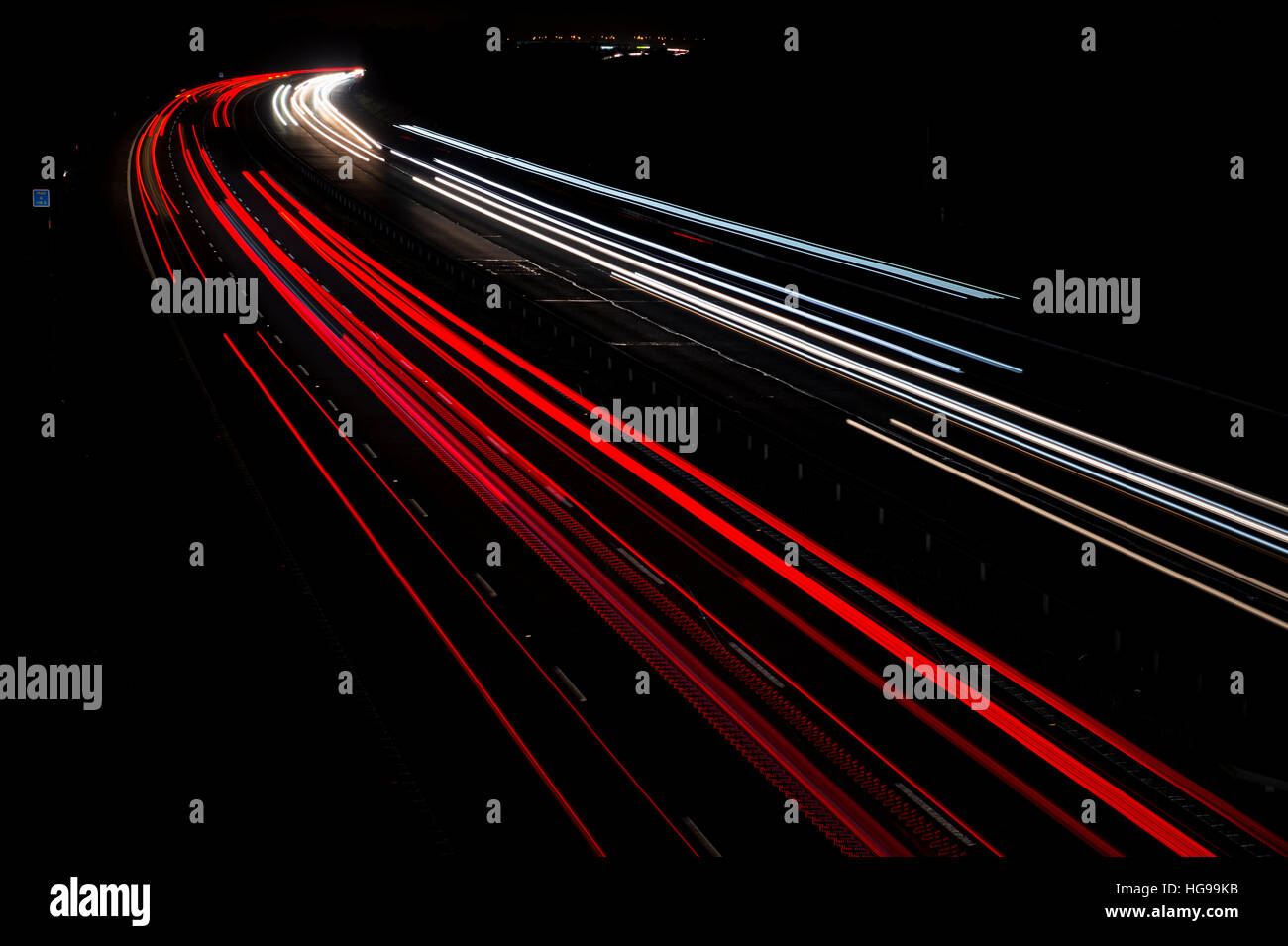 Alquiler de estelas de luz en la autopista M40 en la noche. Oxfordshire, Inglaterra Foto de stock