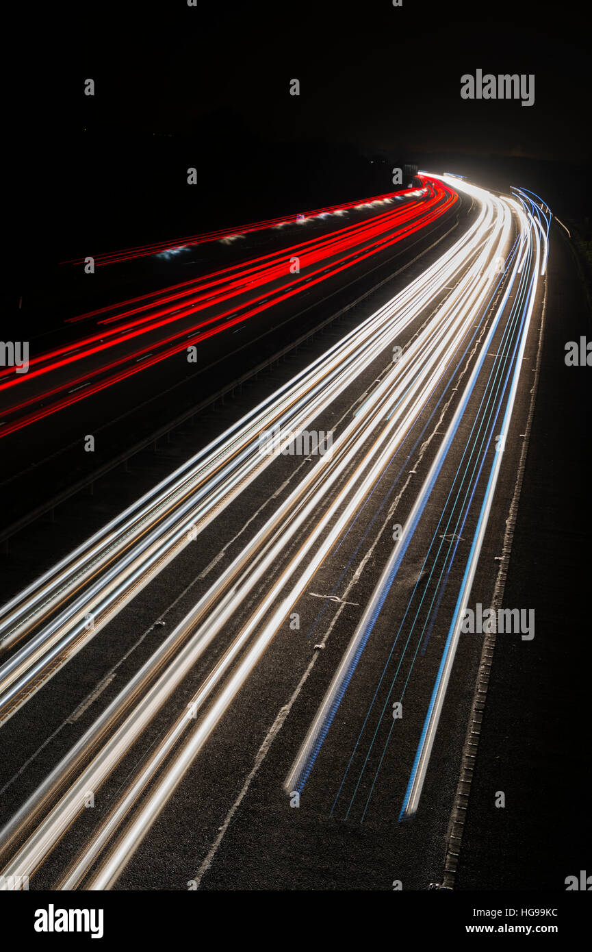 Alquiler de estelas de luz en la autopista M40 en la noche. Oxfordshire, Inglaterra Foto de stock