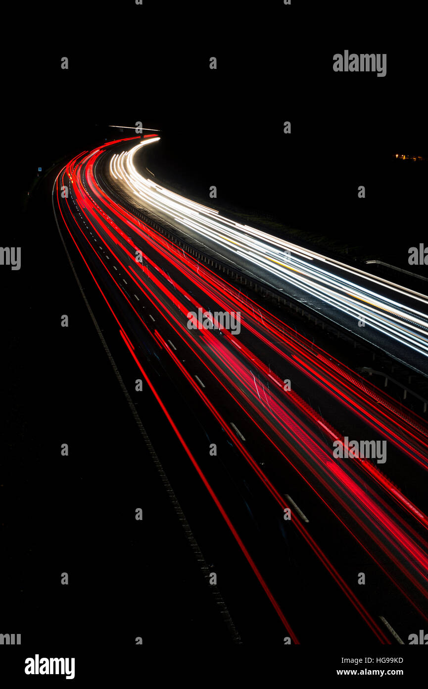 Alquiler de estelas de luz en la autopista M40 en la noche. Oxfordshire, Inglaterra Foto de stock