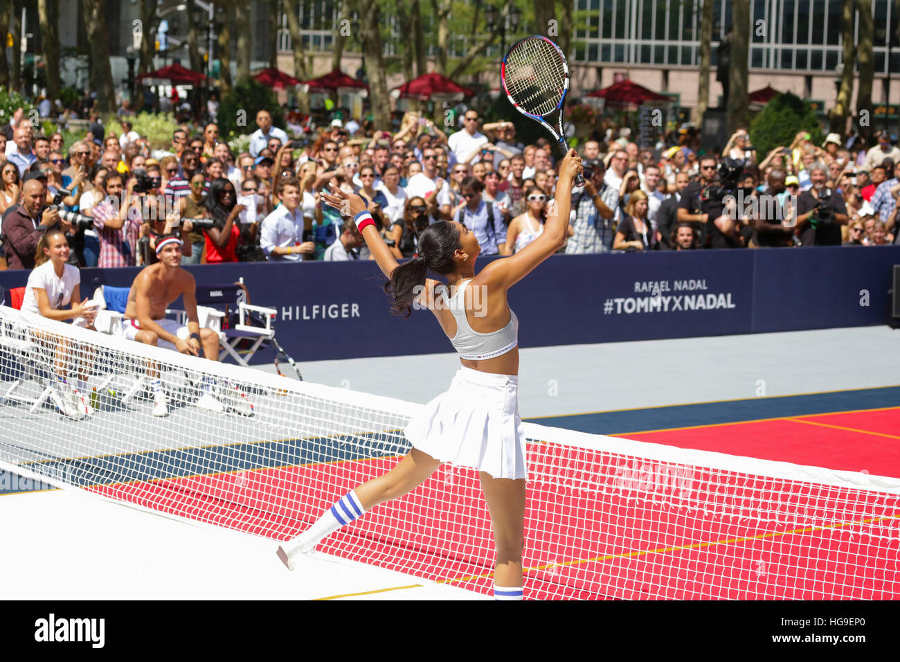 Chanel Iman toma sobre Rafael Nadal en un partido de tenis de banda durante  #tommyxnadal Fotografía de stock - Alamy