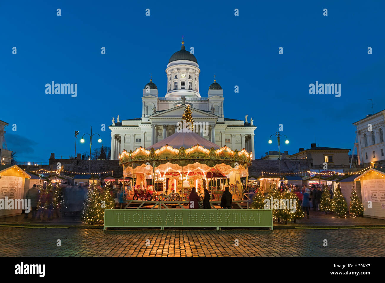 Mercado navideño en la Plaza del Senado y la Catedral de Helsinki, Finlandia Foto de stock
