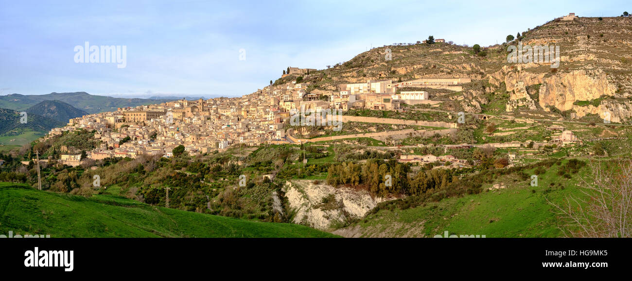 Leonforte interiores típicos sicilianos, aldea situada en la ladera de una montaña Foto de stock