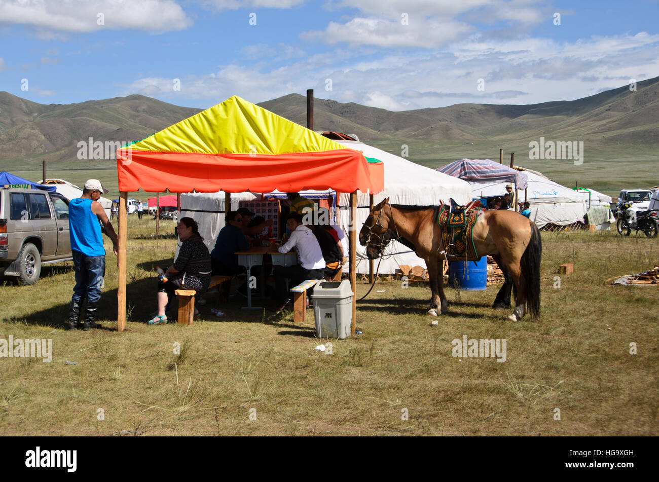 Camping pueblo mongol cerca del evento de Naadam en Morón. Foto de stock