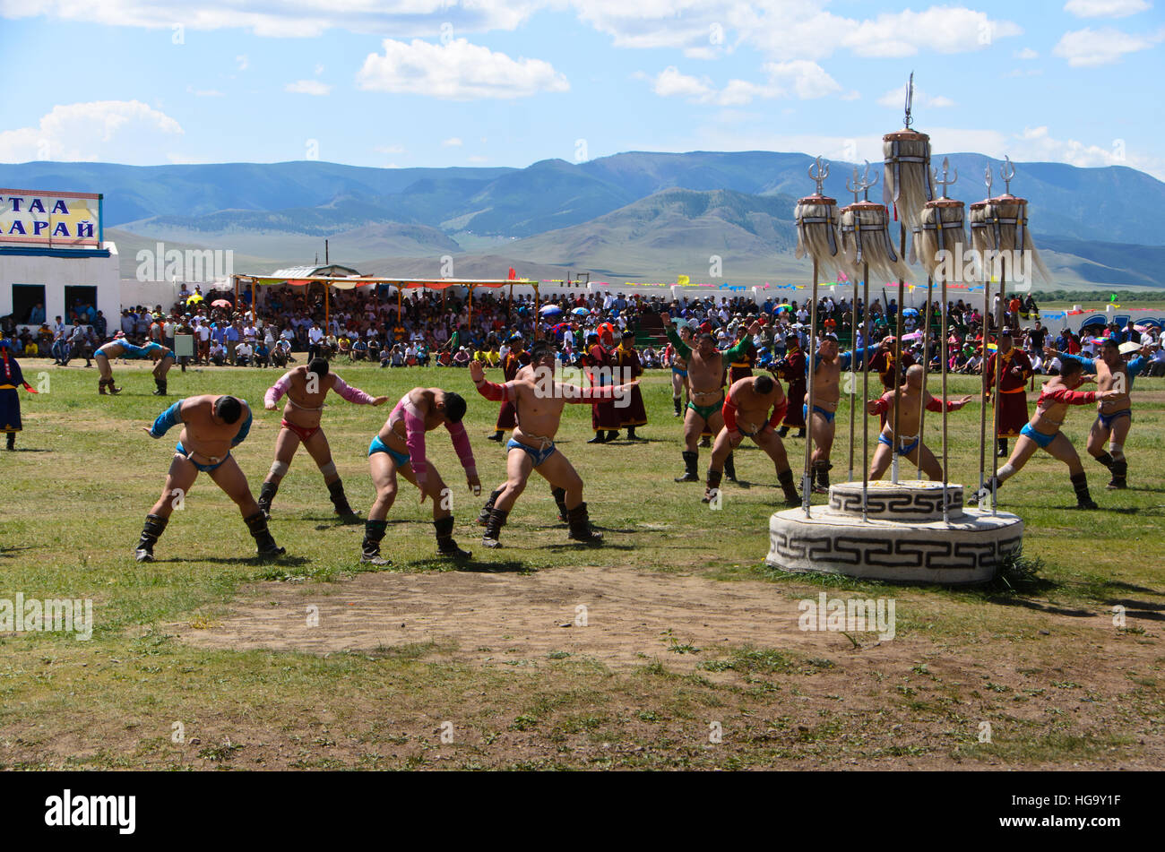 Los luchadores realizan la danza ritual en el Festival de Naadam en Morón Foto de stock