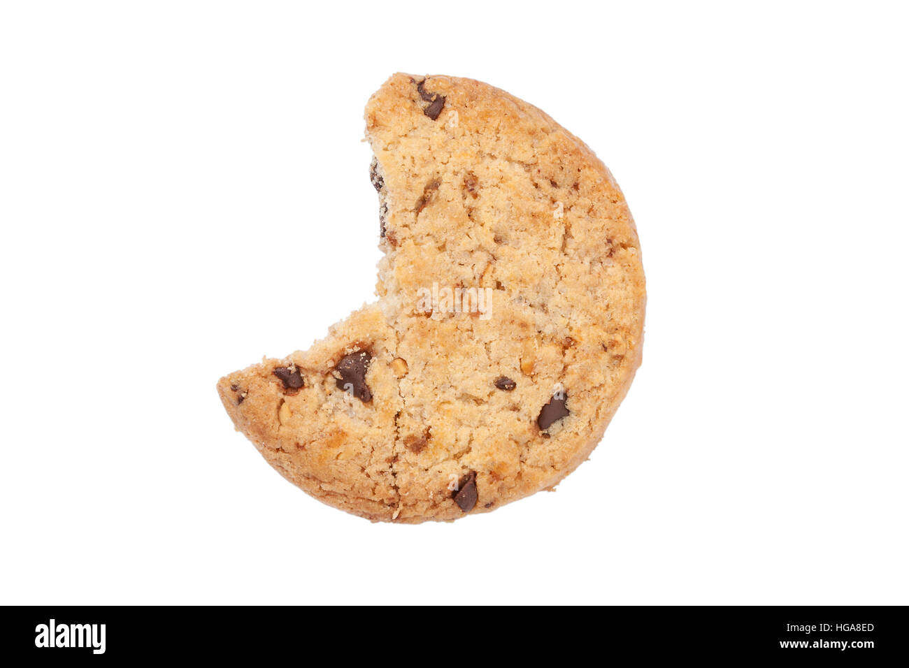 Mordido chocolate chip cookie aislado sobre fondo blanco. Foto de stock