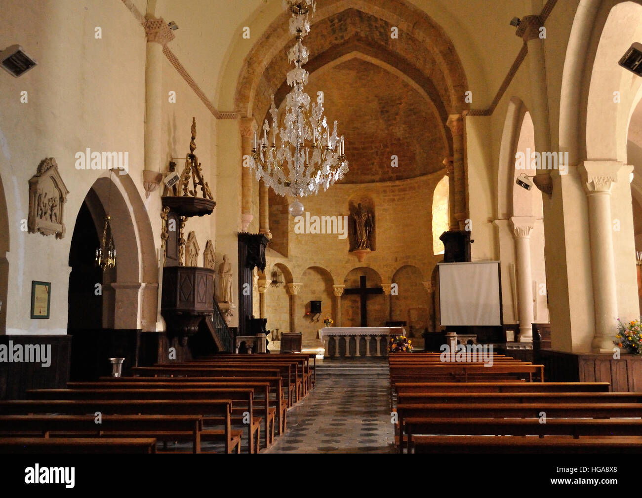 Interior de la iglesia de Saint Saturnin, Aignan, Francia. Foto de stock