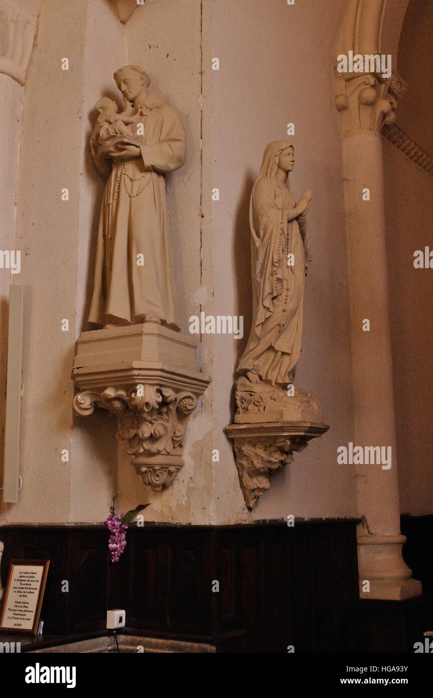 Interior de la iglesia de Saint Saturnin, Aignan, Francia. Foto de stock