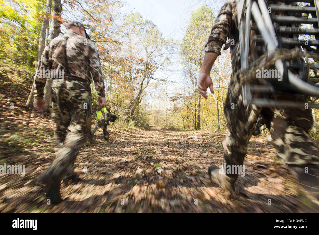 Owensboro, Kentucky, Estados Unidos. 29 Oct, 2016. Jason Camp y Keith  Conklin cazar venado en la Western Kentucky durante el otoño bache. Ellos  rattle cornamenta de ciervo y utilizar soportes para cazar