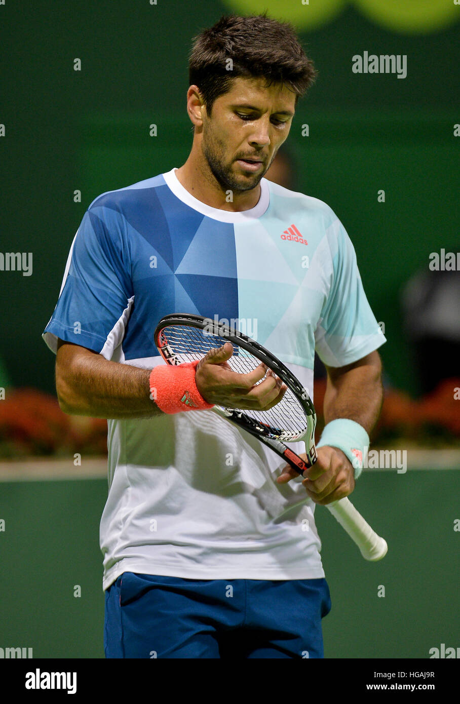 Doha, Qatar. El 6 de enero, 2017. Fernando Verdasco de España reacciona  durante el men's singles semifinal contra Novak Djokovic de Serbia en el  Torneo Abierto de tenis ATP Qatar en el