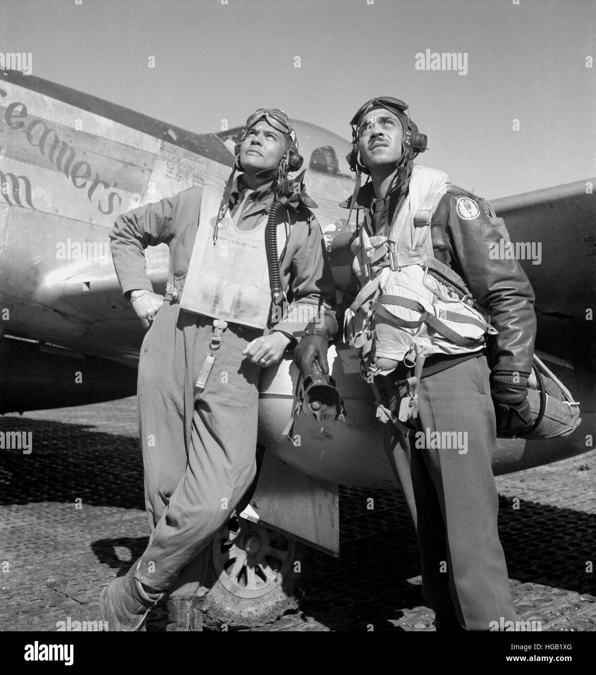 Tuskegee Airmen posando con un P-51D de aviones. Foto de stock