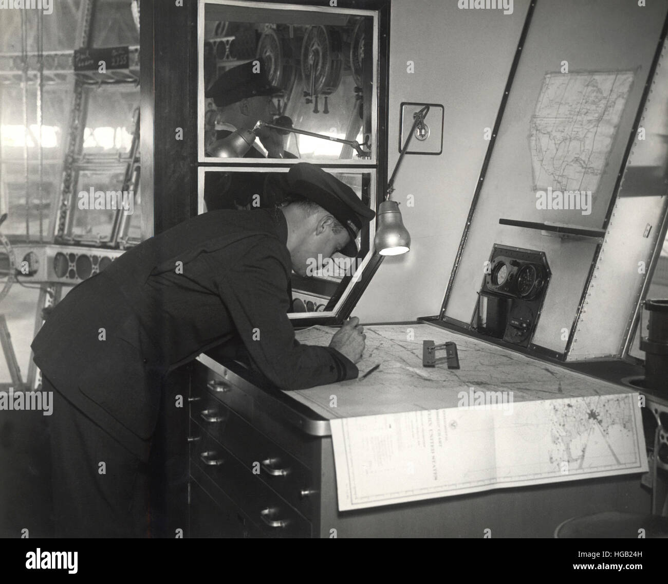 Fotografía de la sala de navegación en un dirigible, circa 1933 Fotografía  de stock - Alamy