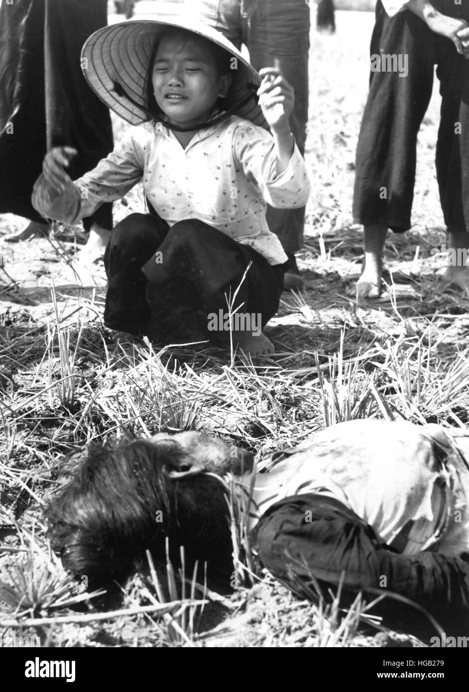 Un civil se entristece más amigo muerto por una mina del Viet Cong en Vietnam, 1966. Foto de stock