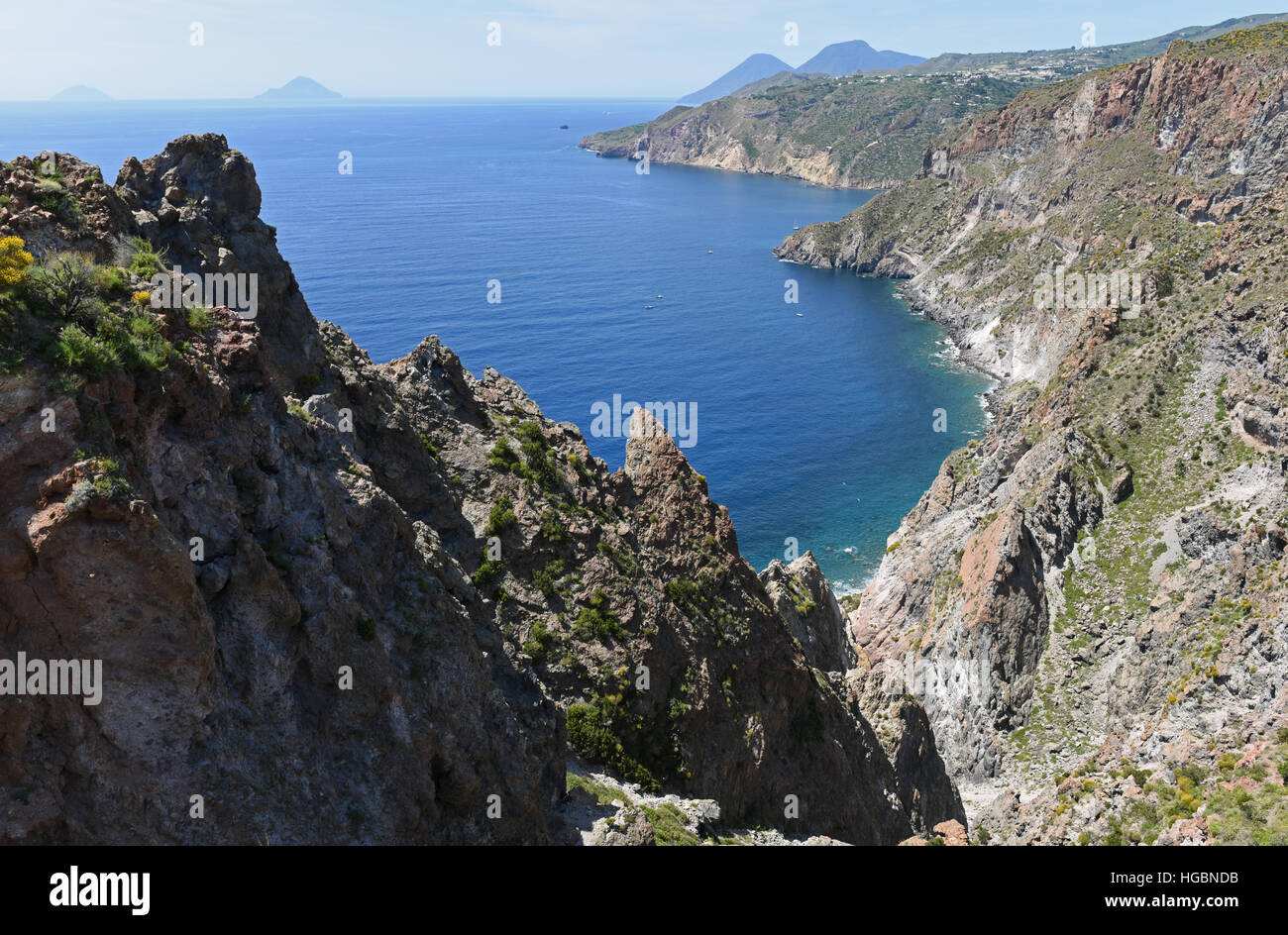 Vista desde el extremo sur de Lípari hacia Salina, las Islas Eolias