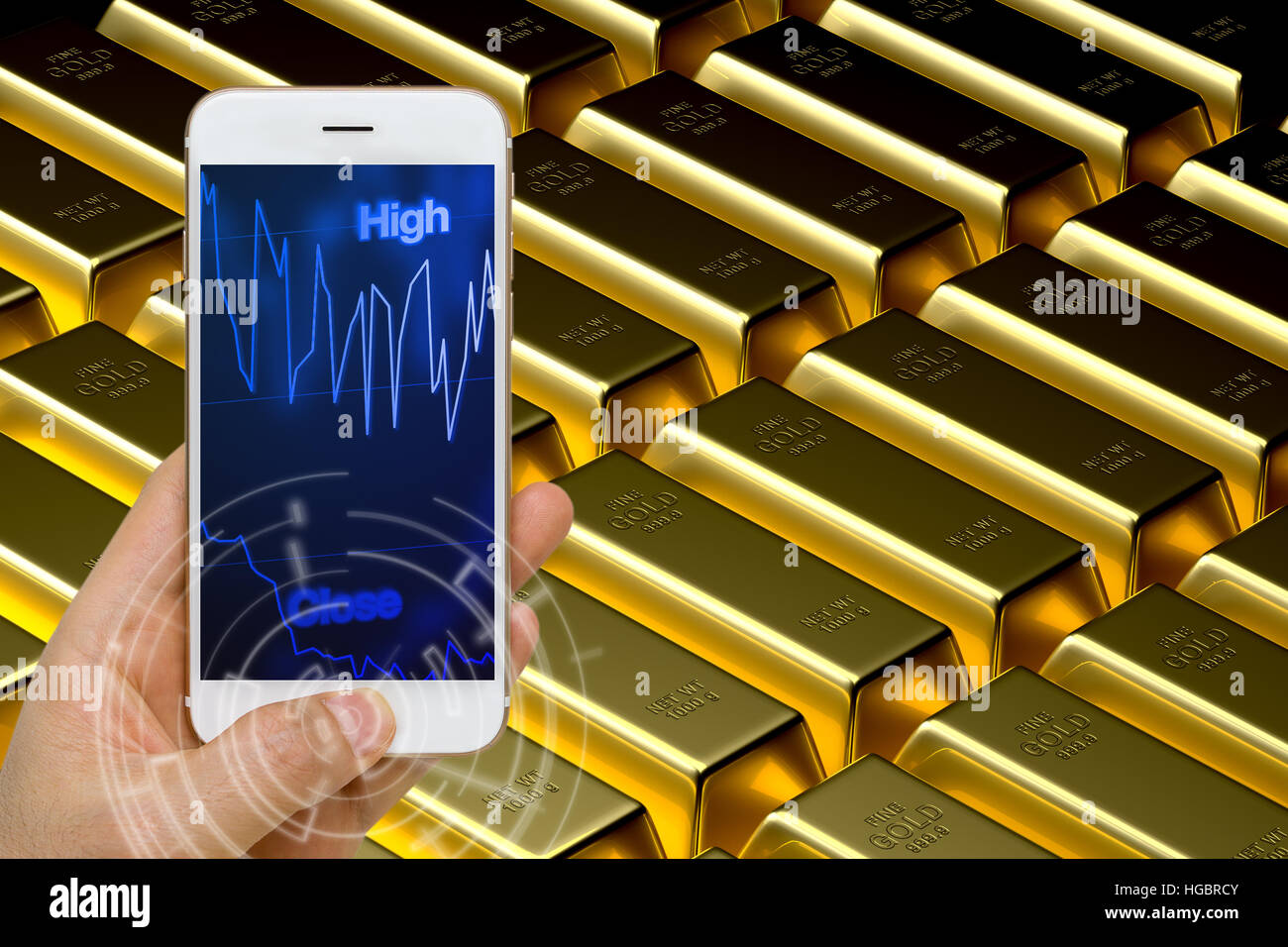 Concepto de utilizar el smartphone o dispositivo inteligente en tiempo real para monitorizar la fluctuación del precio del oro en el mercado comercial. Foto de stock