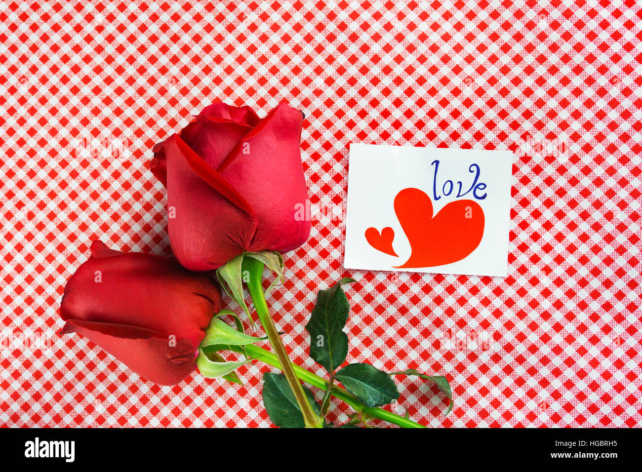 Rosa roja con el mensaje de la tarjeta. Imagen del día de San Valentín. Foto de stock