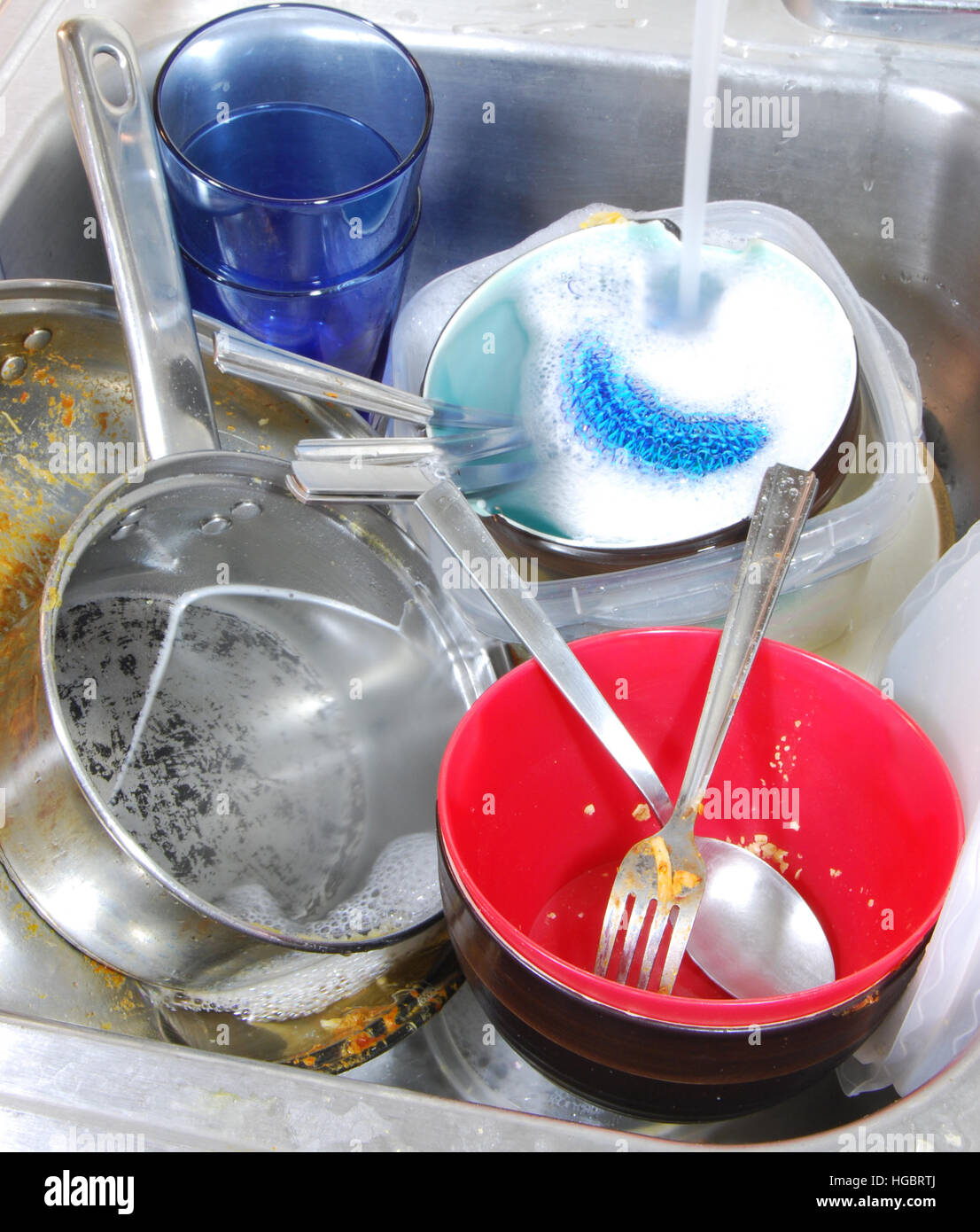 Hacer los quehaceres de la casa. Enorme pila de platos sucios para lavar. Foto de stock