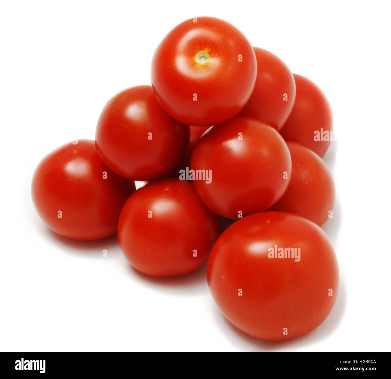 Los tomates apiladas como lo sería en un super mercado. Foto de stock