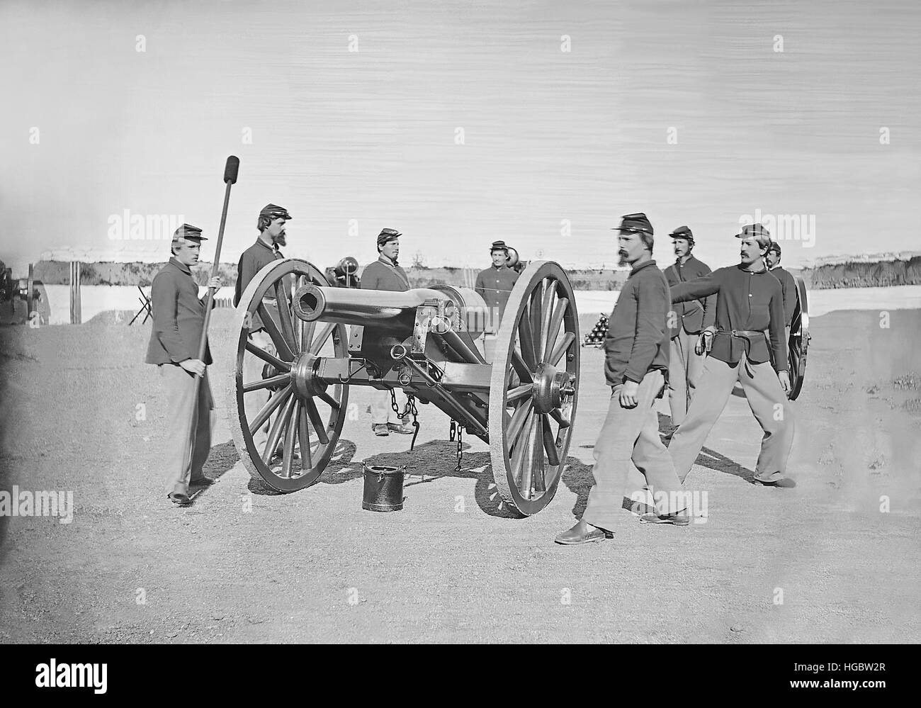 Gun squad en taladro de artillería durante la Guerra Civil Americana. Foto de stock