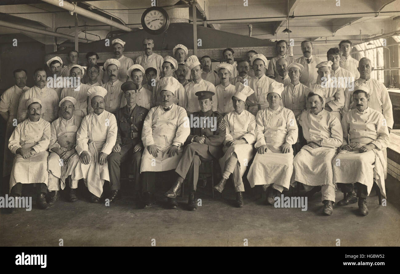 Los cocineros del personal militar en King George Hospital, Londres, Inglaterra, en 1915. Foto de stock