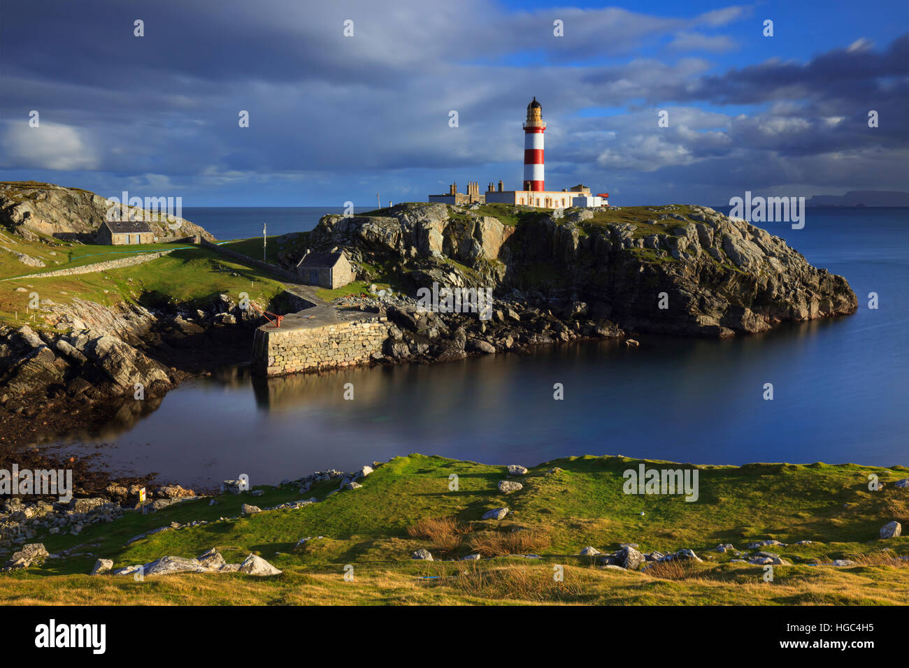 Glas Eilean faro en la isla de Scalpay en las Hébridas Exteriores Foto de stock