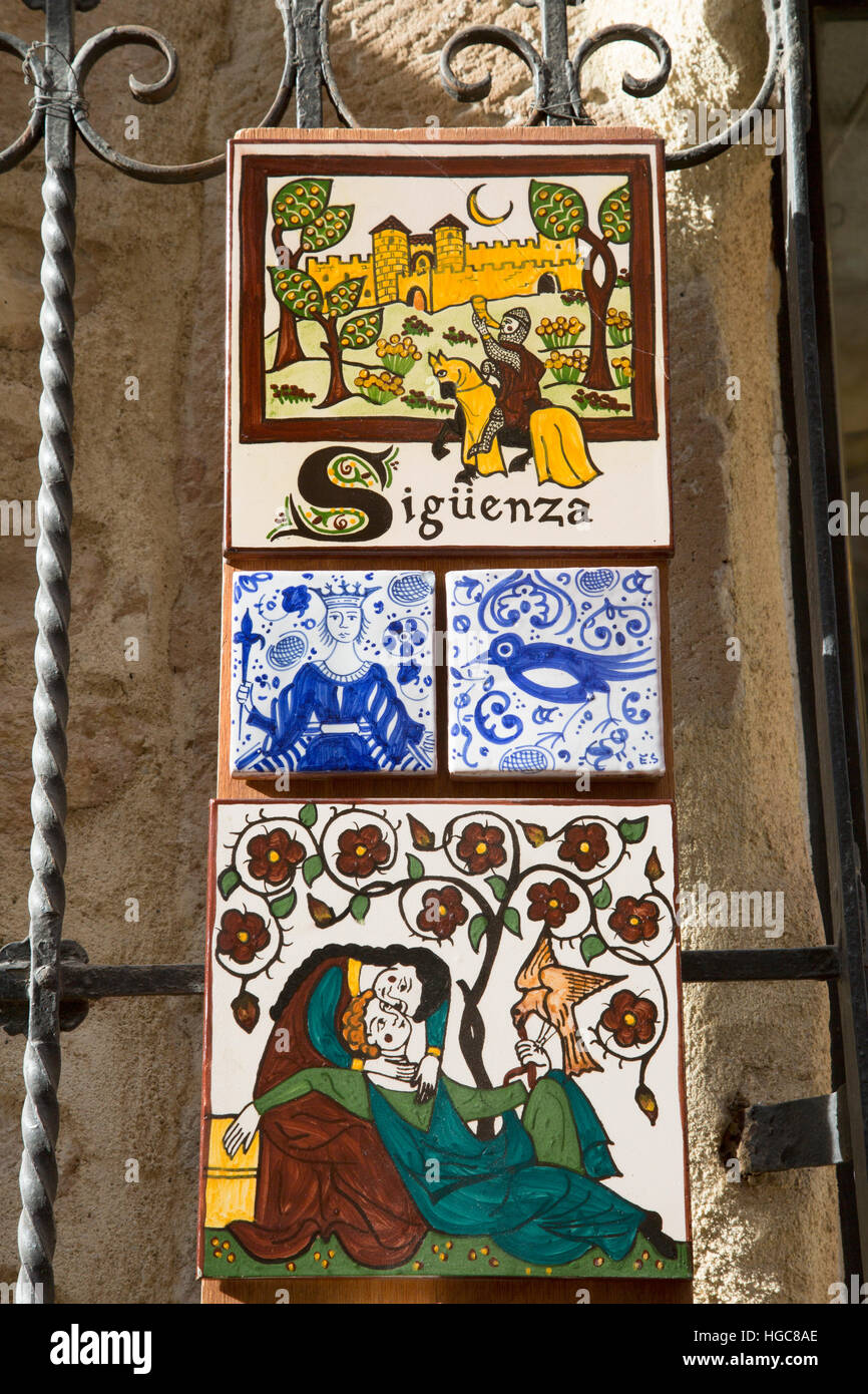 Azulejos decorativos en la tienda de regalos; Calle Mayor; Sigüenza ( Guadalajara; España Fotografía de stock - Alamy