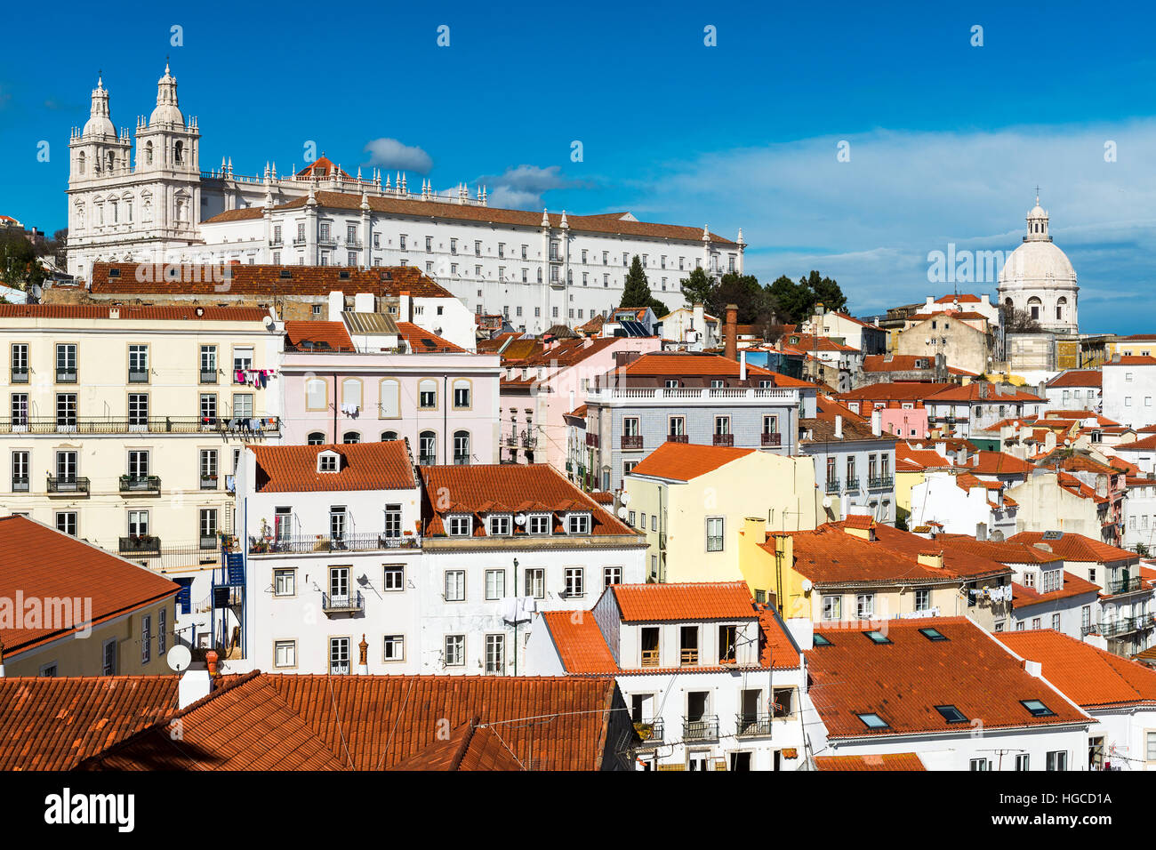 Ver en el barrio de Alfama, en Lisboa, Portugal, con coloridos edificios y el Panteón Nacional Foto de stock