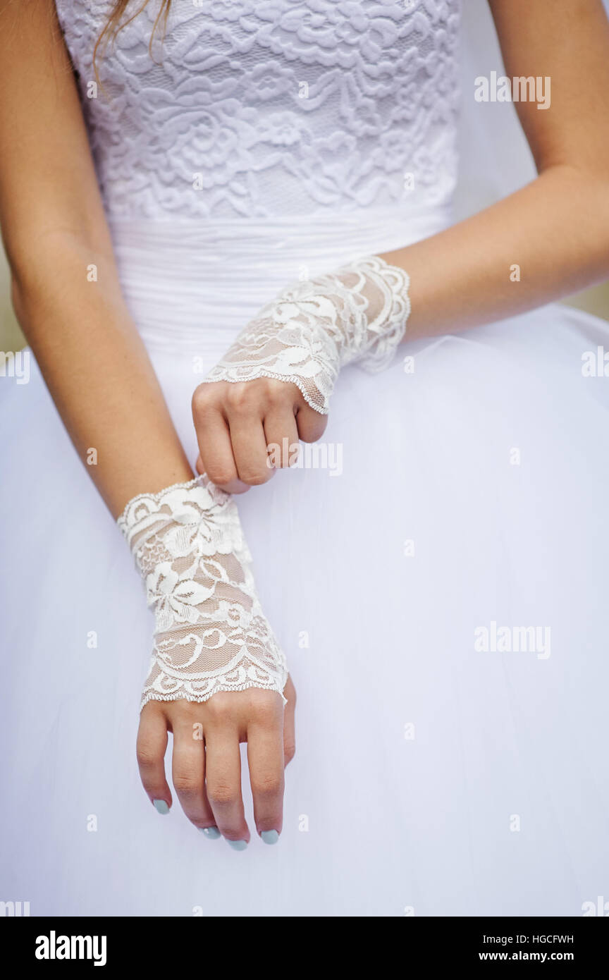 Novia vestido blanco con guantes Foto de stock
