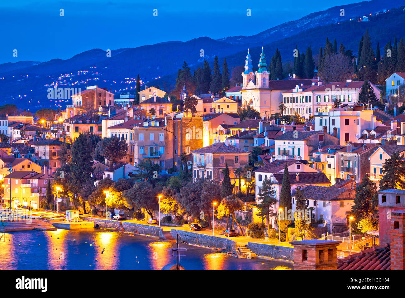 Ciudad de Volosko noche waterfront ver riviera de Opatija, Croacia Foto de stock