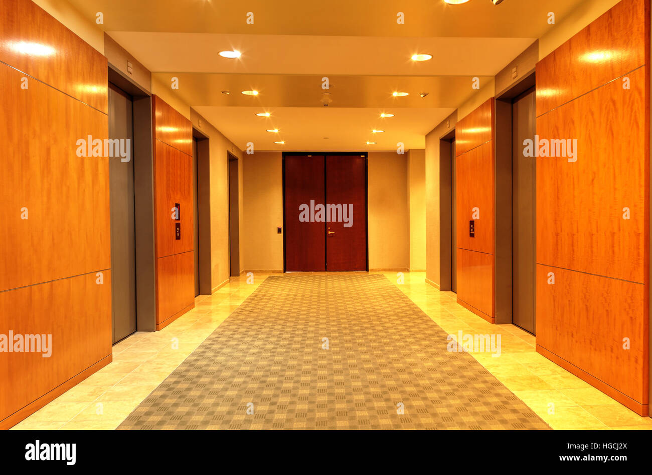Pulido, gama alta ascensor arriba y abajo el pasillo en un edificio corporativo de negocios. Foto de stock