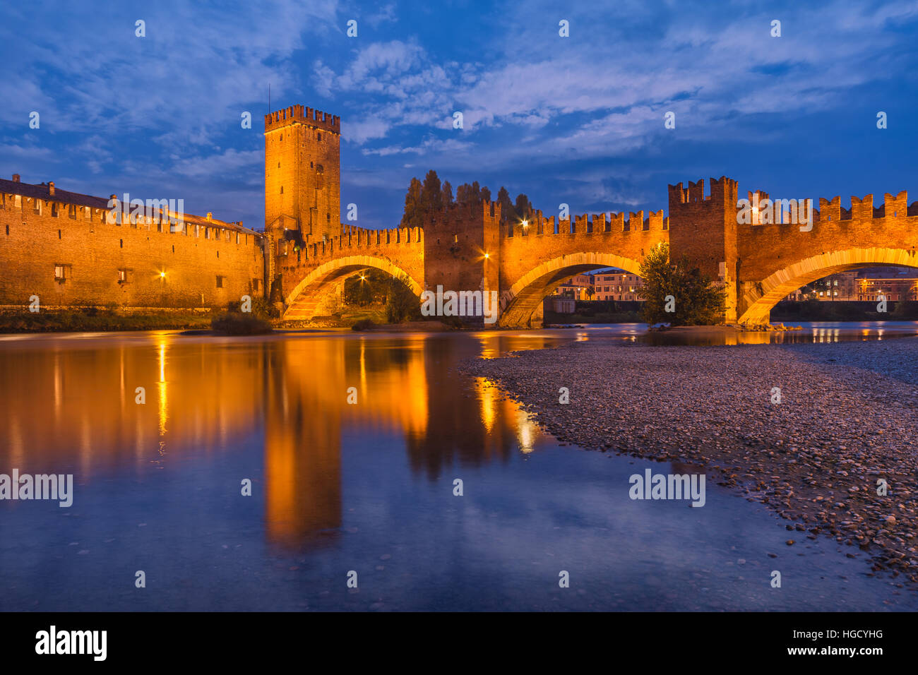 Castelvecchio y el río Adige en Blue Hour, Verona Foto de stock
