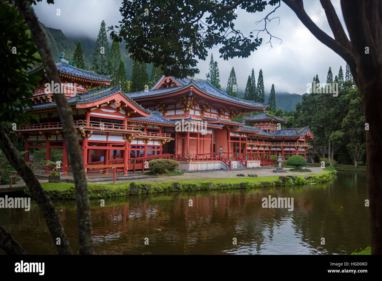 El Templo Byodo-In es un templo budista ubicado en la isla hawaiana de Oahu. Foto de stock
