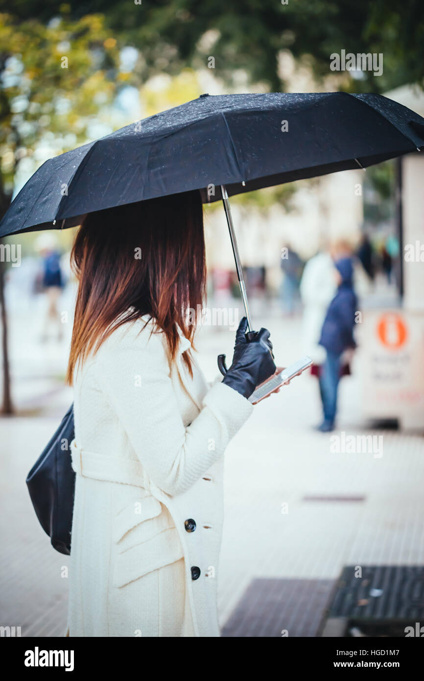 Mujer elegante con paraguas fotografías e imágenes de alta resolución -  Alamy
