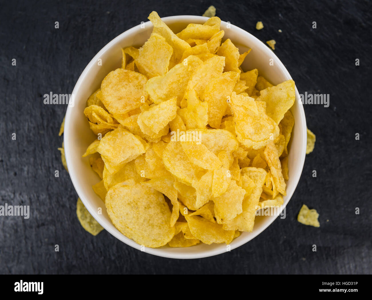 Porción de queso y cebolla papas fritas como primer plano detallado sobre una losa de pizarra (enfoque selectivo) Foto de stock